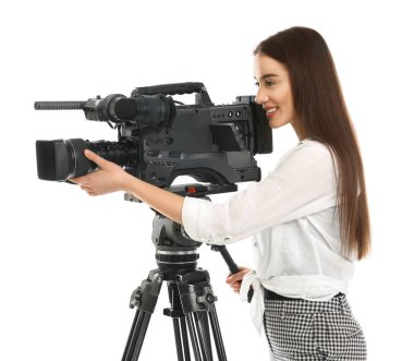 Beyaz arkaplanda profesyonel video kamerası olan operatör