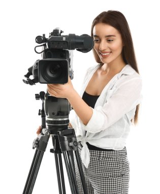 Beyaz arkaplanda profesyonel video kamerası olan operatör