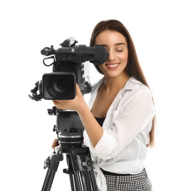 Beyaz arkaplanda profesyonel video kamerası olan operatör