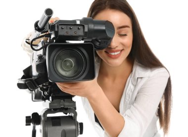 Beyaz arkaplanda profesyonel video kamerası olan operatör