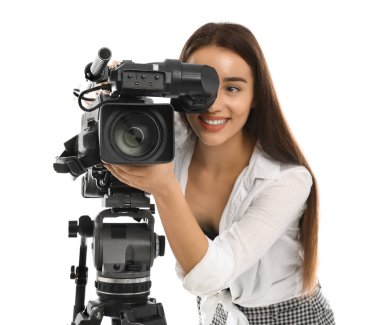 Beyaz arkaplanda profesyonel video kamerası olan operatör