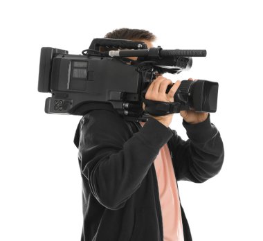 Beyaz arkaplanda profesyonel video kamerası olan operatör