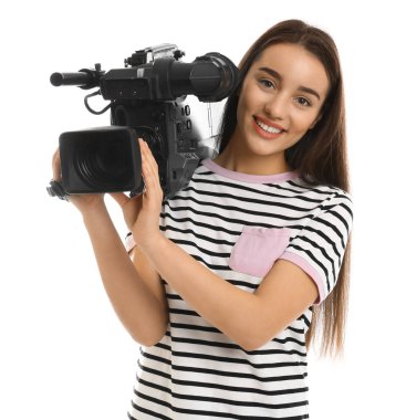 Beyaz arkaplanda profesyonel video kamerası olan operatör