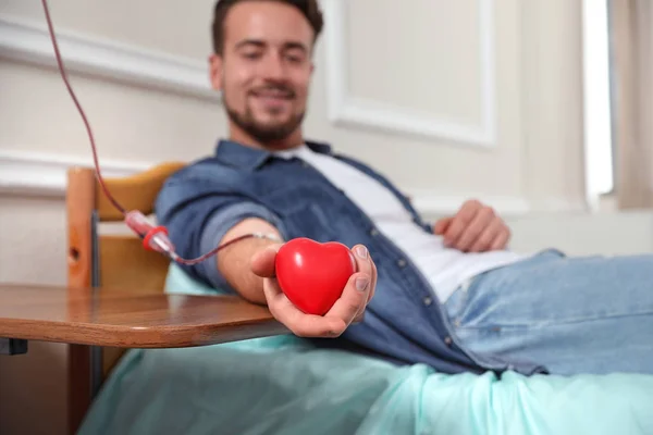 Jonge Man Die Bloed Doneert Het Ziekenhuis Focus Hand — Stockfoto