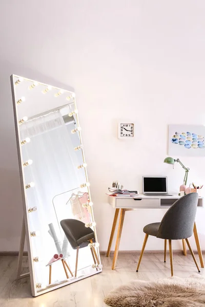 Large mirror with light bulbs in stylish room interior — Stock Photo, Image