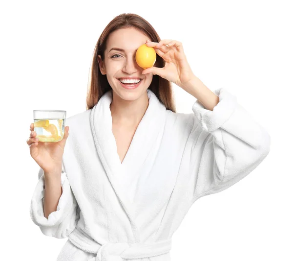 Mladá žena se sklenicí citrónové vody na bílém pozadí — Stock fotografie