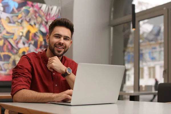 Mladý Muž Obchodní Majitel Pracující Notebookem Své Kavárně — Stock fotografie