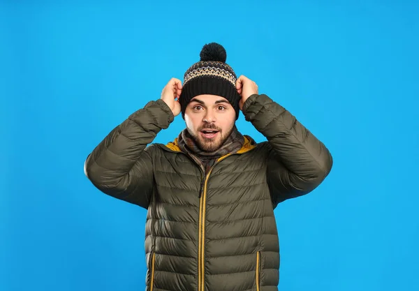 Joven Con Ropa Abrigo Sobre Fondo Azul Vacaciones Invierno — Foto de Stock