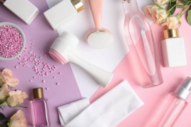 Renk arka planında yüz temizleme fırçaları olan düz bir kompozisyon. Kozmetik aksesuarlar