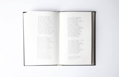 Beyaz arkaplan, üst görünüm üzerine kitabı aç