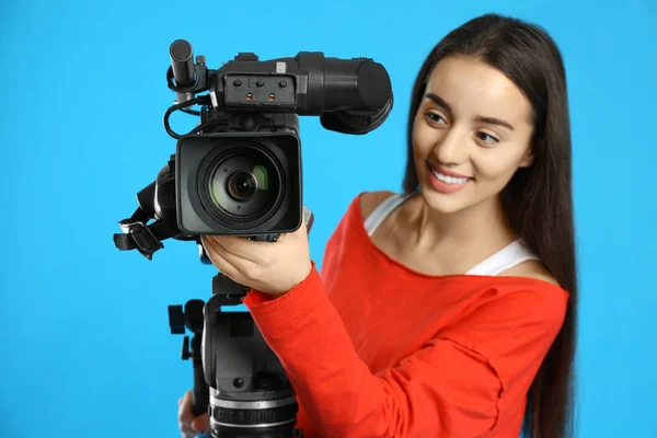 Operador con videocámara profesional sobre fondo azul —  Fotos de Stock