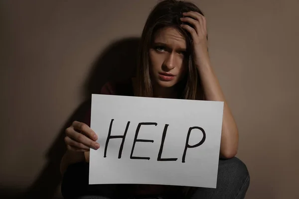 Mujer Joven Maltratada Con Signo Ayuda Cerca Pared Beige Concepto — Foto de Stock