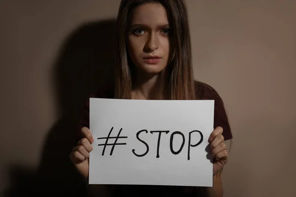 Misshandelte Junge Frau Mit Hashtag Stop Der Nähe Der Beigen — Stockfoto