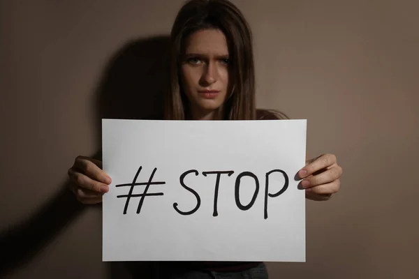 Mujer Joven Maltratada Con Hashtag Alto Cerca Pared Beige Concepto —  Fotos de Stock
