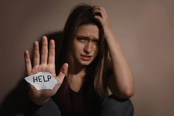 Mujer Joven Maltratada Con Signo Ayuda Cerca Pared Color Beige — Foto de Stock