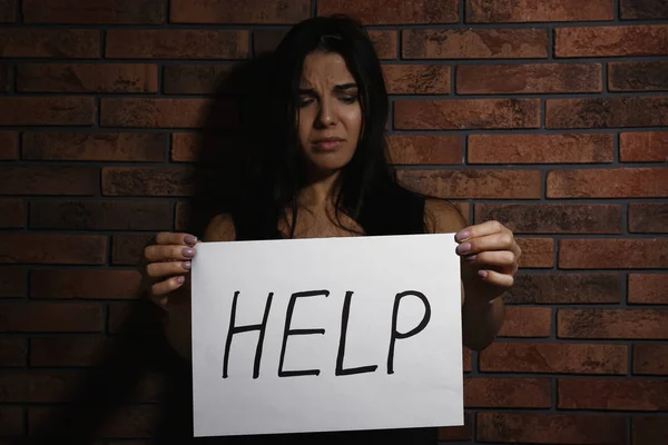 Mishandelde Jonge Vrouw Met Bord Help Bij Bakstenen Muur Begrip — Stockfoto