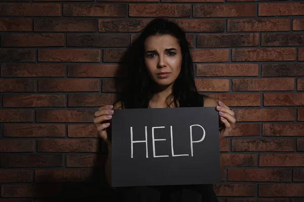 Κακοποιημένη Νεαρή Γυναίκα Πινακίδα Βοήθεια Κοντά Τοίχο Από Τούβλα Έννοια — Φωτογραφία Αρχείου