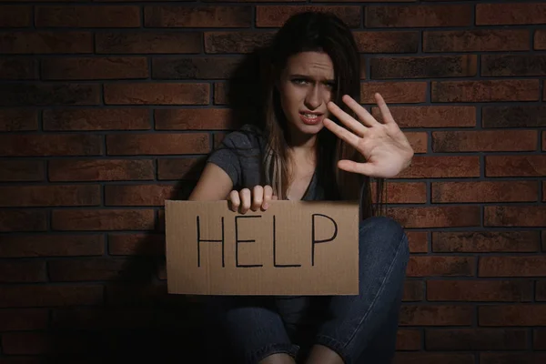 Κακοποιημένη Νεαρή Γυναίκα Πινακίδα Βοήθεια Κάνει Στάση Χειρονομία Κοντά Στον — Φωτογραφία Αρχείου