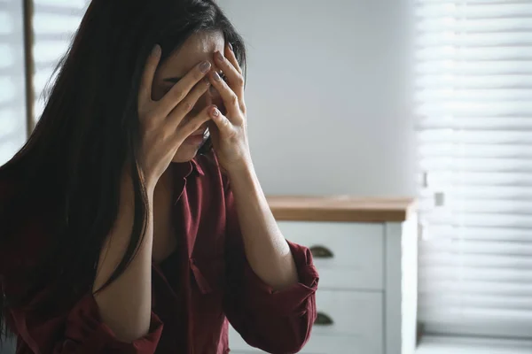 Mishandelde jonge vrouw huilend binnen, ruimte voor tekst. Binnenlandse viool — Stockfoto