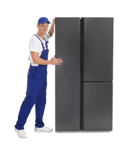 Professionelle Arbeiter Tragen Kühlschrank Auf Weißem Hintergrund — Stockfoto