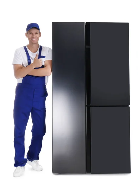 Facharbeiter Der Nähe Von Kühlschrank Auf Weißem Hintergrund — Stockfoto