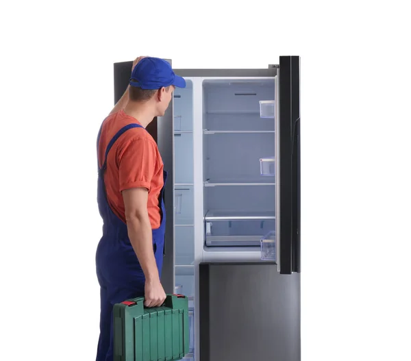 Beyaz Arka Planda Buzdolabının Yanında Alet Çantası Olan Erkek Teknisyen — Stok fotoğraf