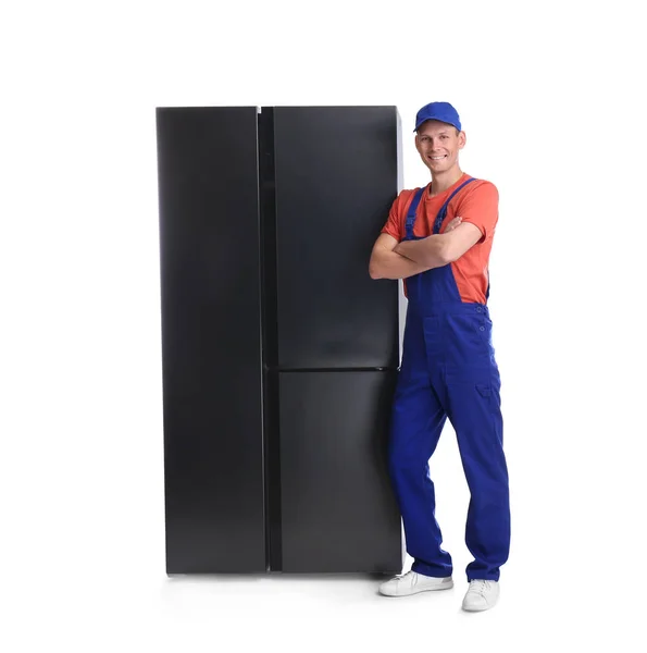 Техник Мужчина Рядом Холодильником Белом Фоне — стоковое фото