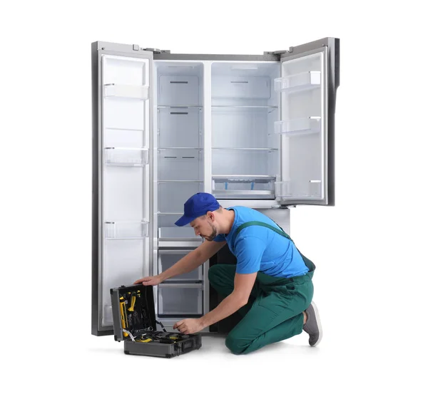 Techniker Mit Werkzeugkiste Der Nähe Des Kühlschranks Auf Weißem Hintergrund — Stockfoto