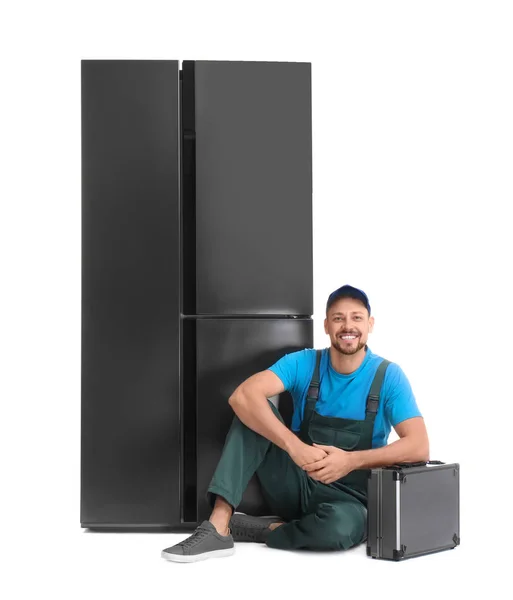 Técnico Masculino Con Caja Herramientas Cerca Del Refrigerador Sobre Fondo — Foto de Stock