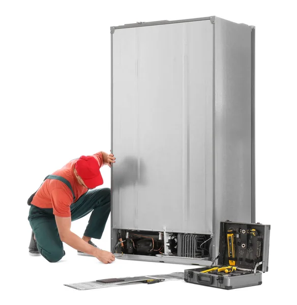 Técnico Masculino Reparando Refrigerador Sobre Fondo Blanco —  Fotos de Stock