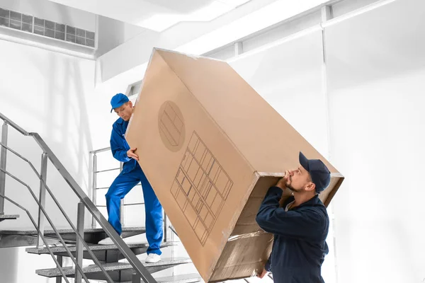 Trabajadores Profesionales Que Llevan Refrigerador Escaleras Interiores —  Fotos de Stock