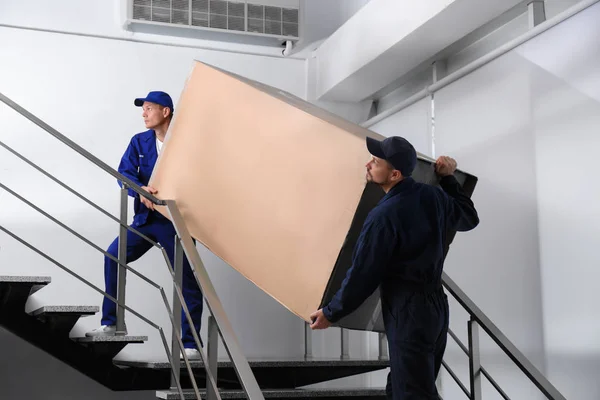 Travailleurs Professionnels Portant Réfrigérateur Dans Les Escaliers Intérieur — Photo