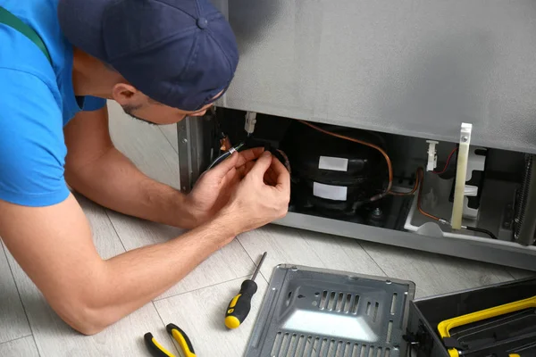 Técnico Masculino Profesional Reparando Refrigerador Roto Interiores — Foto de Stock