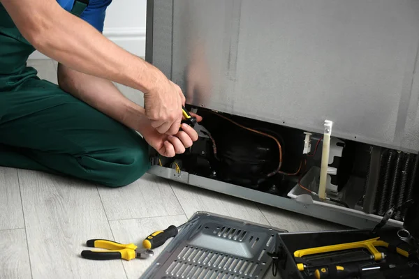 Técnico Masculino Con Alicates Reparación Refrigerador Interiores Primer Plano — Foto de Stock