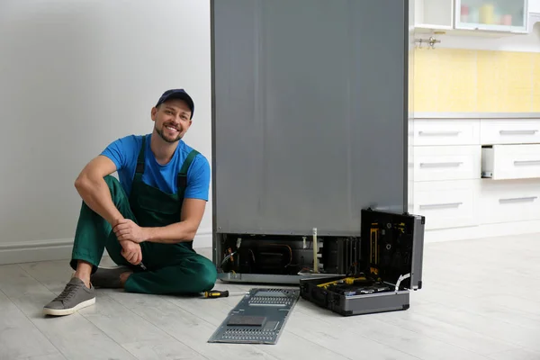 Técnico Masculino Con Alicates Cerca Del Refrigerador Interiores — Foto de Stock