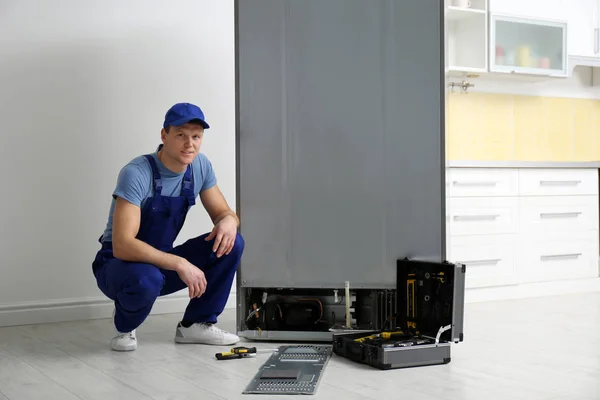 Techniker Uniform Der Nähe Eines Kaputten Kühlschranks — Stockfoto