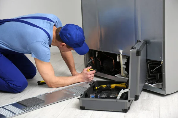Techniker Mit Schraubenzieher Repariert Kühlschrank Haus — Stockfoto