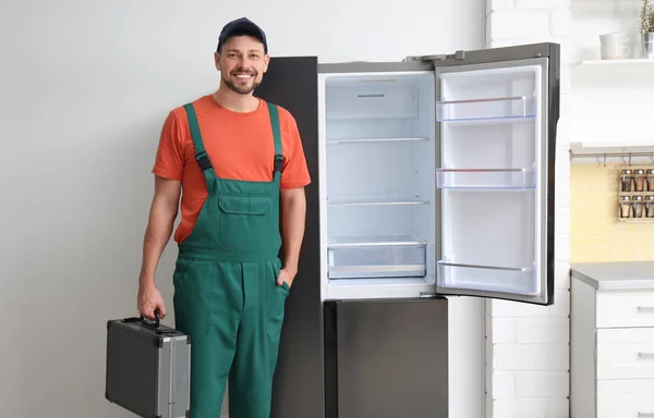 Técnico Masculino Con Caja Herramientas Cerca Del Refrigerador Interiores —  Fotos de Stock