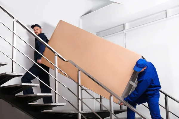Trabalhadores Profissionais Transportando Geladeira Escadas Dentro Casa — Fotografia de Stock