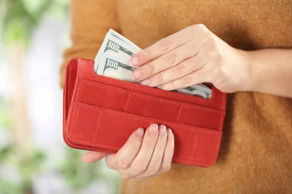 Mujer Poniendo Dinero Cartera Sobre Fondo Borroso Primer Plano —  Fotos de Stock