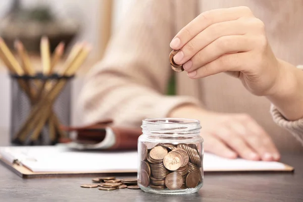 Kvinna Lägger Pengar Glasburk Vid Bordet Närbild — Stockfoto