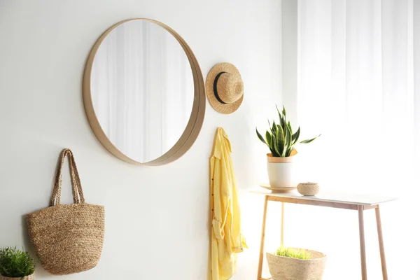 Miroir Rond Avec Cadre Bois Sur Mur Blanc Dans Pièce — Photo