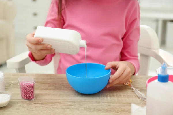 Menina Derramando Cola Tigela Mesa Quarto Close Diy Lodo Brinquedo — Fotografia de Stock