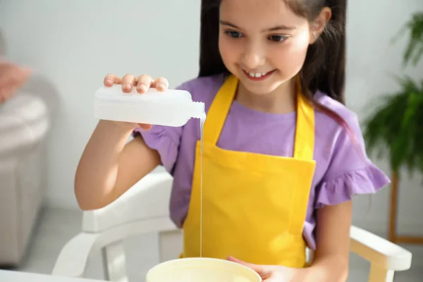 Schattig Klein Meisje Gieten Lijm Kom Aan Tafel Kamer Stervend — Stockfoto