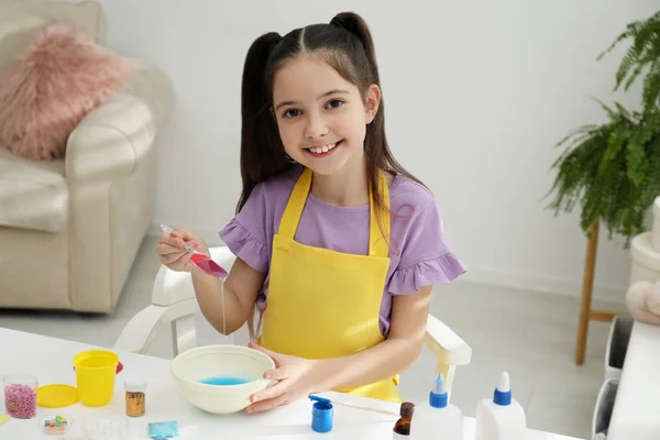 Nettes Kleines Mädchen Das Tisch Zimmer Zutaten Mit Silikonspachtel Mixt — Stockfoto