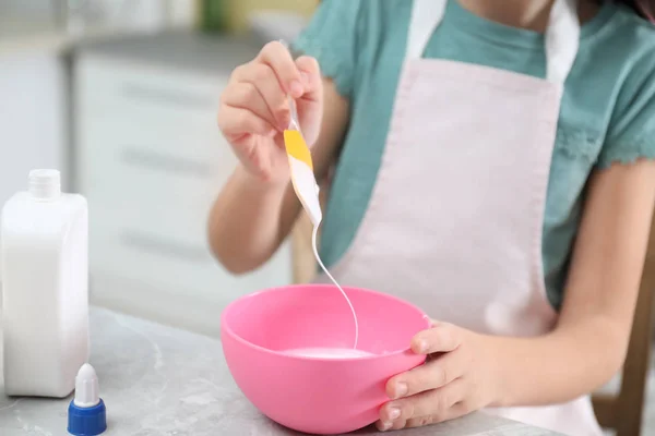 Niña Mezclando Ingredientes Con Espátula Silicona Mesa Cocina Primer Plano — Foto de Stock