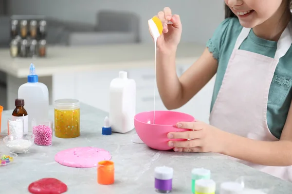 Menina Misturando Ingredientes Com Espátula Silicone Mesa Cozinha Close Diy — Fotografia de Stock