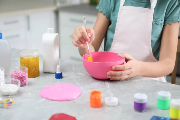 Niña Mezclando Ingredientes Con Espátula Silicona Mesa Cocina Primer Plano — Foto de Stock