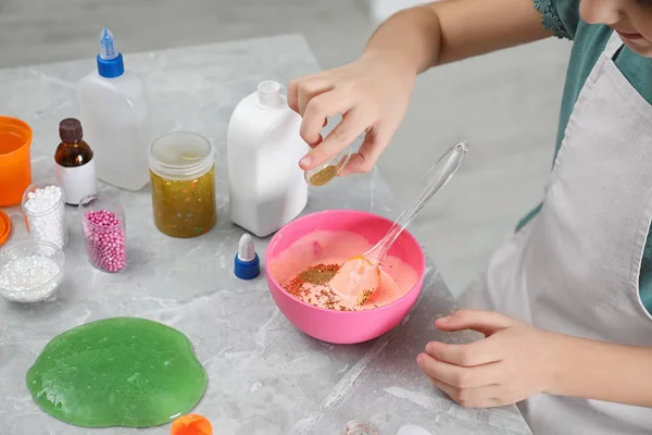 Kleines Mädchen Das Tisch Hausgemachtes Schleimspielzeug Mit Farbigen Glitzern Verziert — Stockfoto