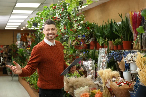 Propietario Negocio Masculino Con Portapapeles Tienda Flores — Foto de Stock